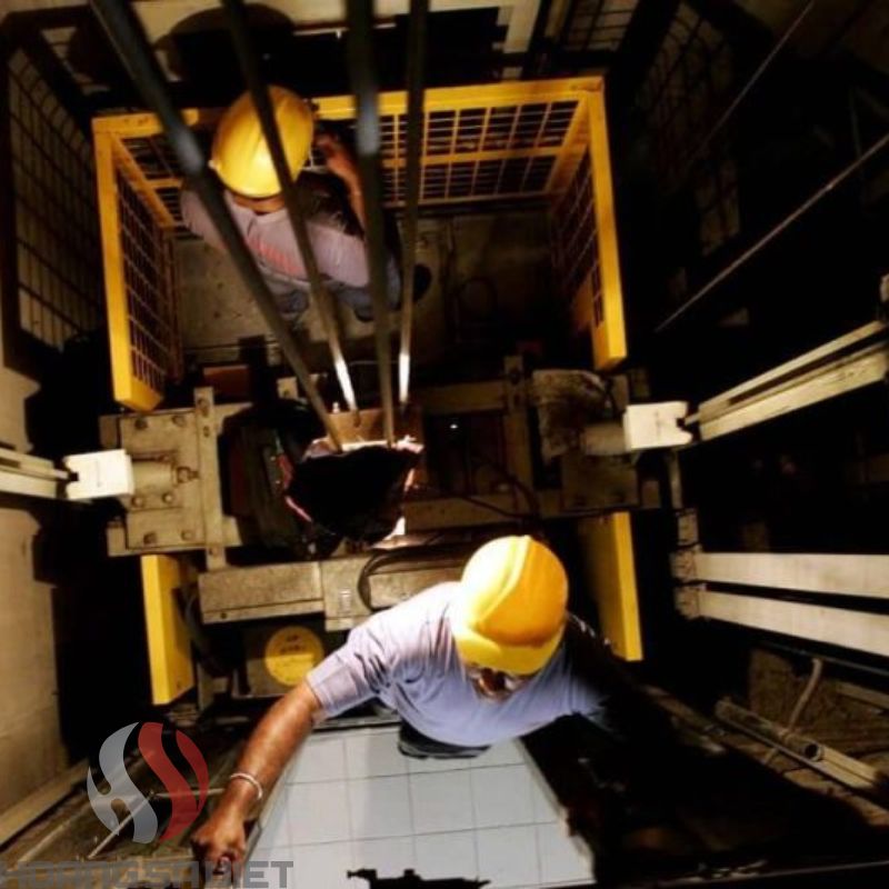 Nhân công lắp đặt thang máy kính gia đình