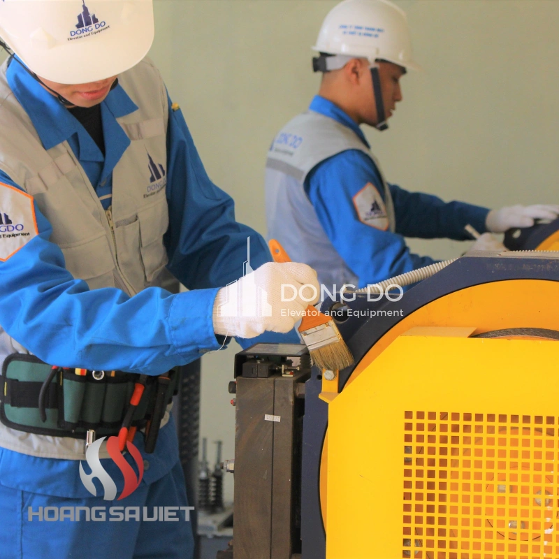 Kỹ sư của Thang máy Đông Đô đang lắp đặt hệ thống thang máy gia đình