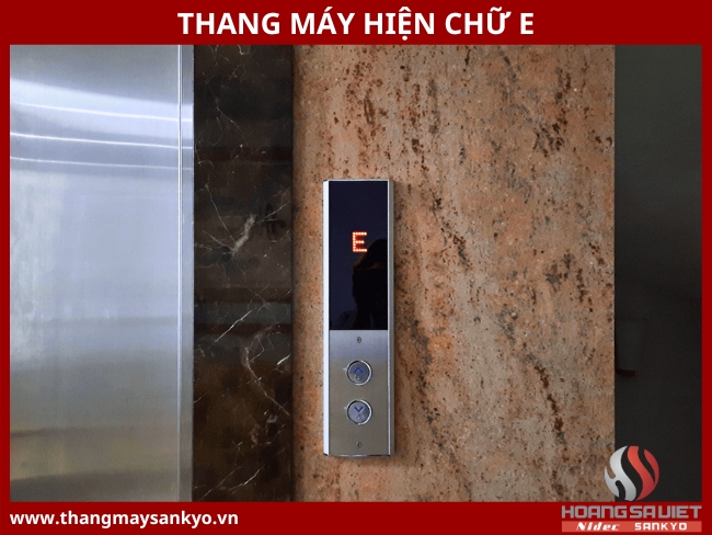 Image of elevator showing error E Image of elevator showing error E