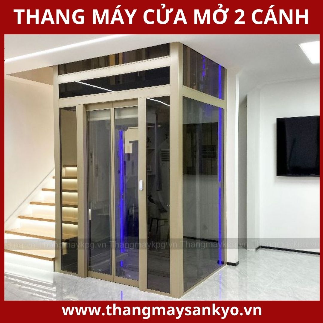 带有从中心开启的滑动门的电梯