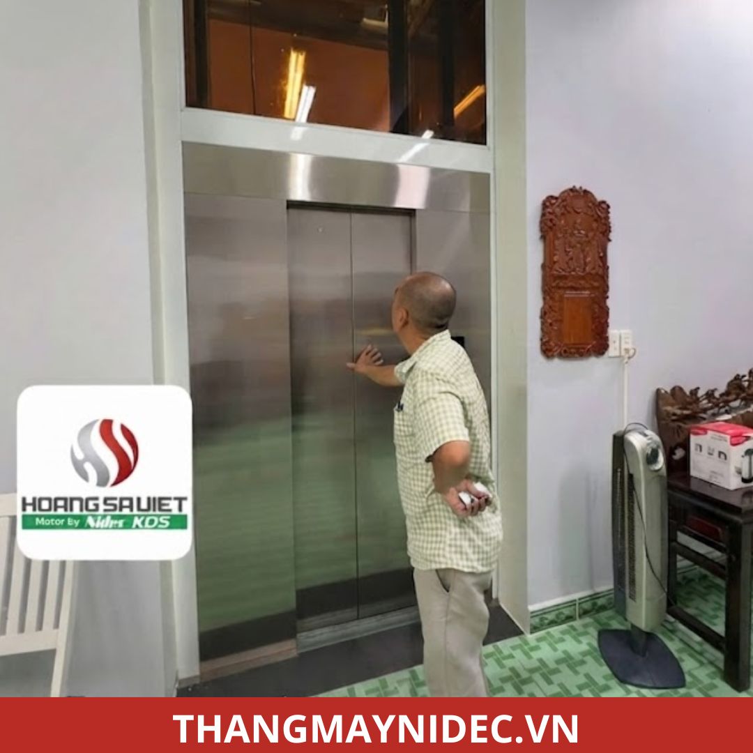 Hình ảnh khách hàng nghiệm thu thang máy NIDEC