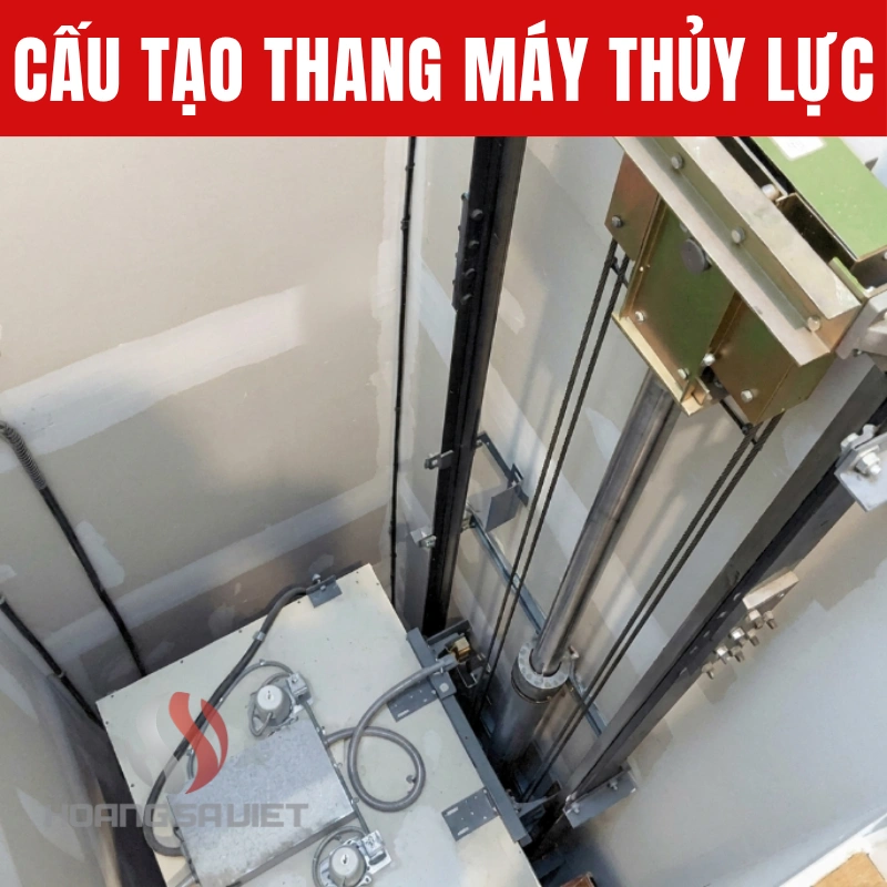 Chi tiết cấu tạo của thang máy công nghệ thủy lực thực tế, cho thấy sự liên kết vững chắc giữa cabin và trục thủy lực