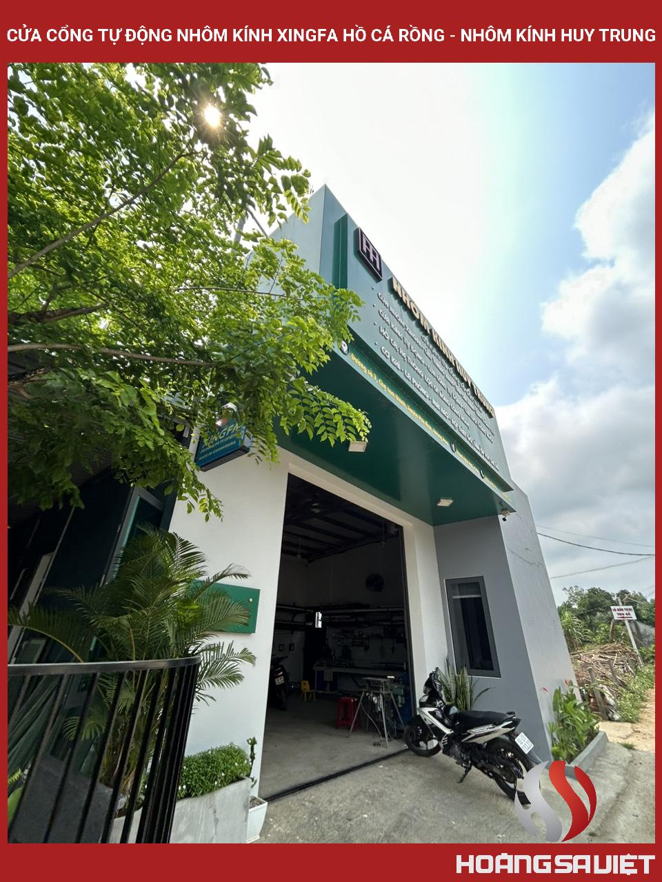 Cửa Cổng Tự động Nhôm Kính Xingfa Hồ Cá Rồng - Nhôm Kính Huy Trung Cửa Cổng Tự động Nhôm Kính Xingfa Hồ Cá Rồng - Nhôm Kính Huy Trung